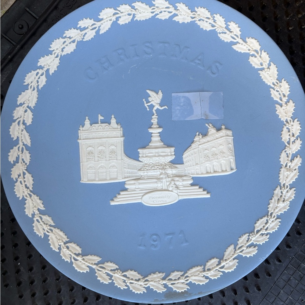 Wedgwood Piccadilly Circus Christmas Plate 1971